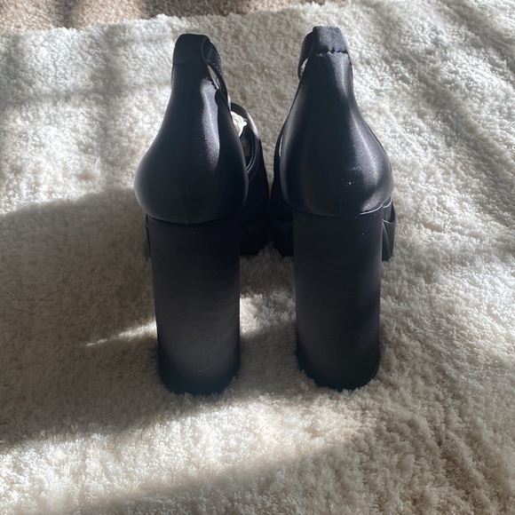 NWT Platform closed toed satin heels - Picture 3 of 6